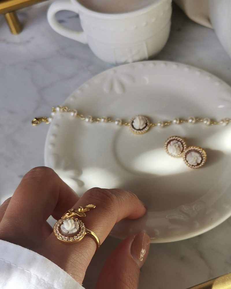 Studio Dust To Gold Elisa Cameo & Freshwater Pearl Bracelet - Image 5